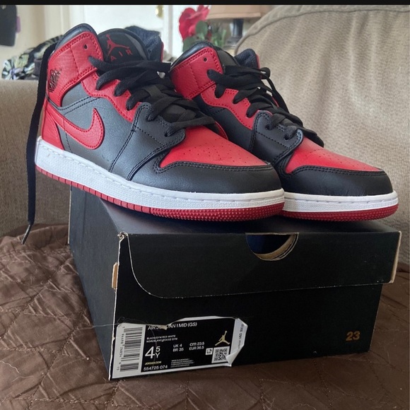 Air Jordan Mid “Banned” Youth size